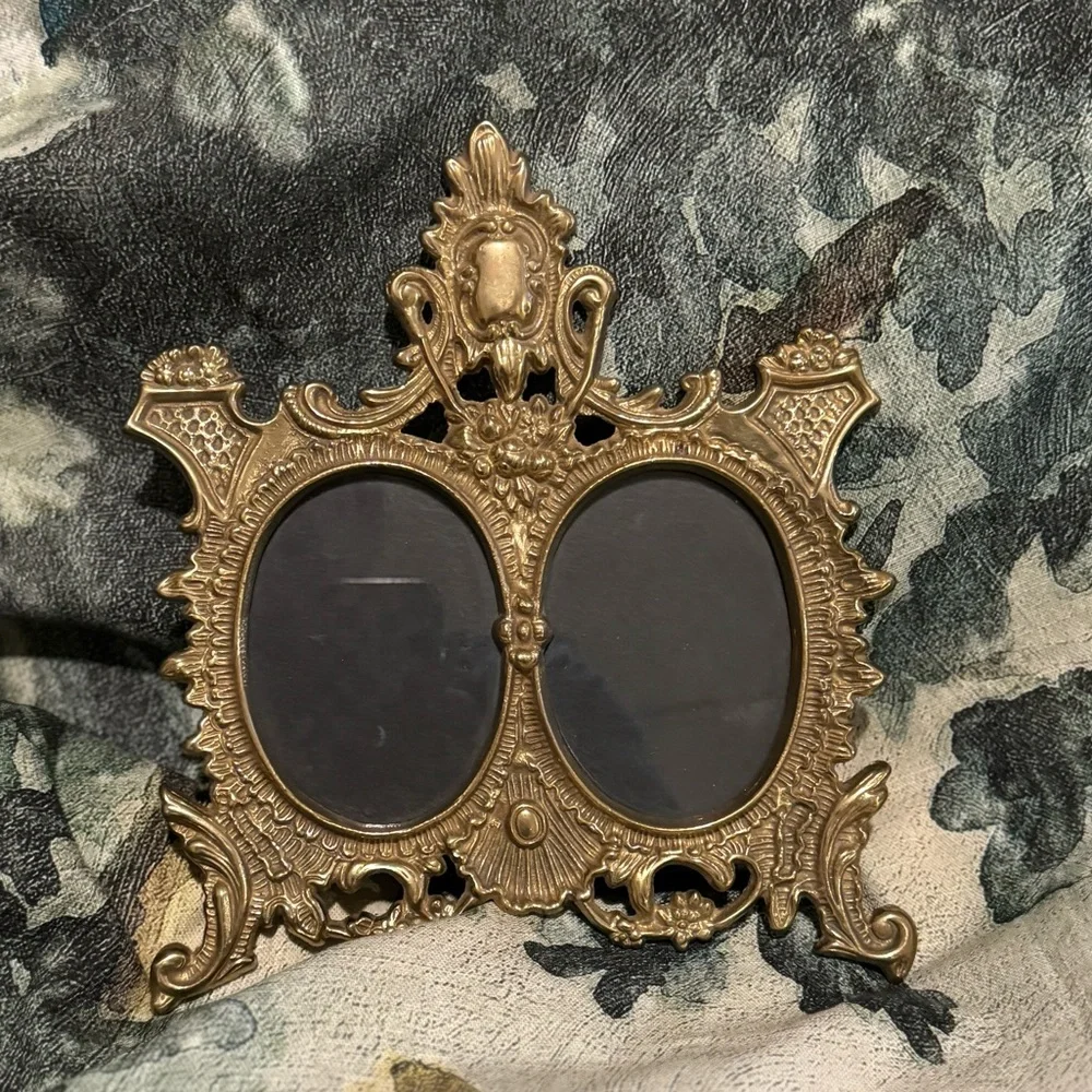 Vintage Victorian Style Brass Ornate Oval Double Photo Easel Picture Frame